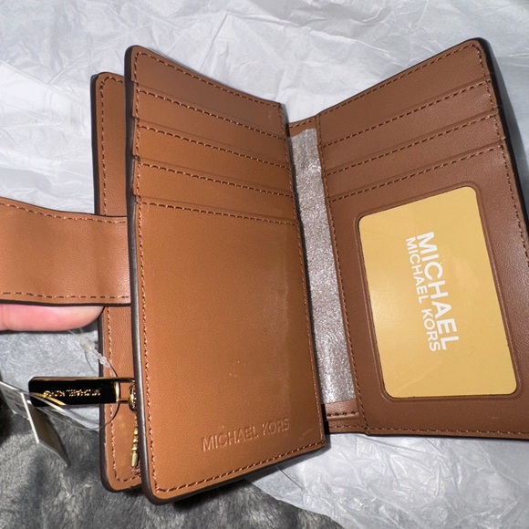 Michael Kors Jet Set Medium Bifold Zip Coin Wallet- NWT - Picture 2 of 4